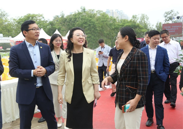 資陽市政府黨組成員、副市長張建紅到四川省供銷農資集團東部天府糧倉公司考察調研