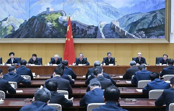 李強主持召開國務院第八次全體會議